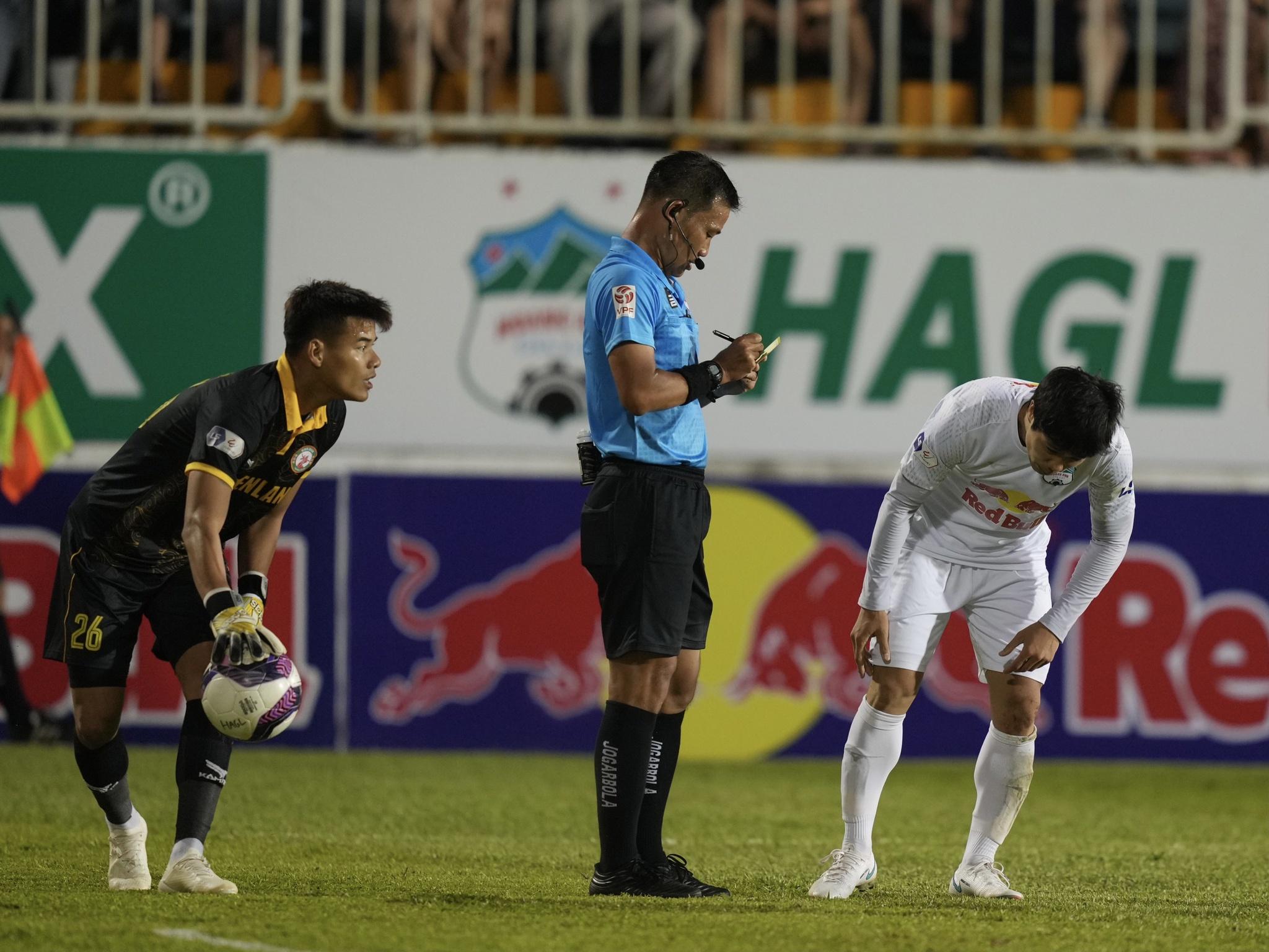 Kết quả bóng đá HAGL 2-1 CLB Bình Định: Công Phượng im lặng, Văn Toàn lên tiếng! - ảnh 11