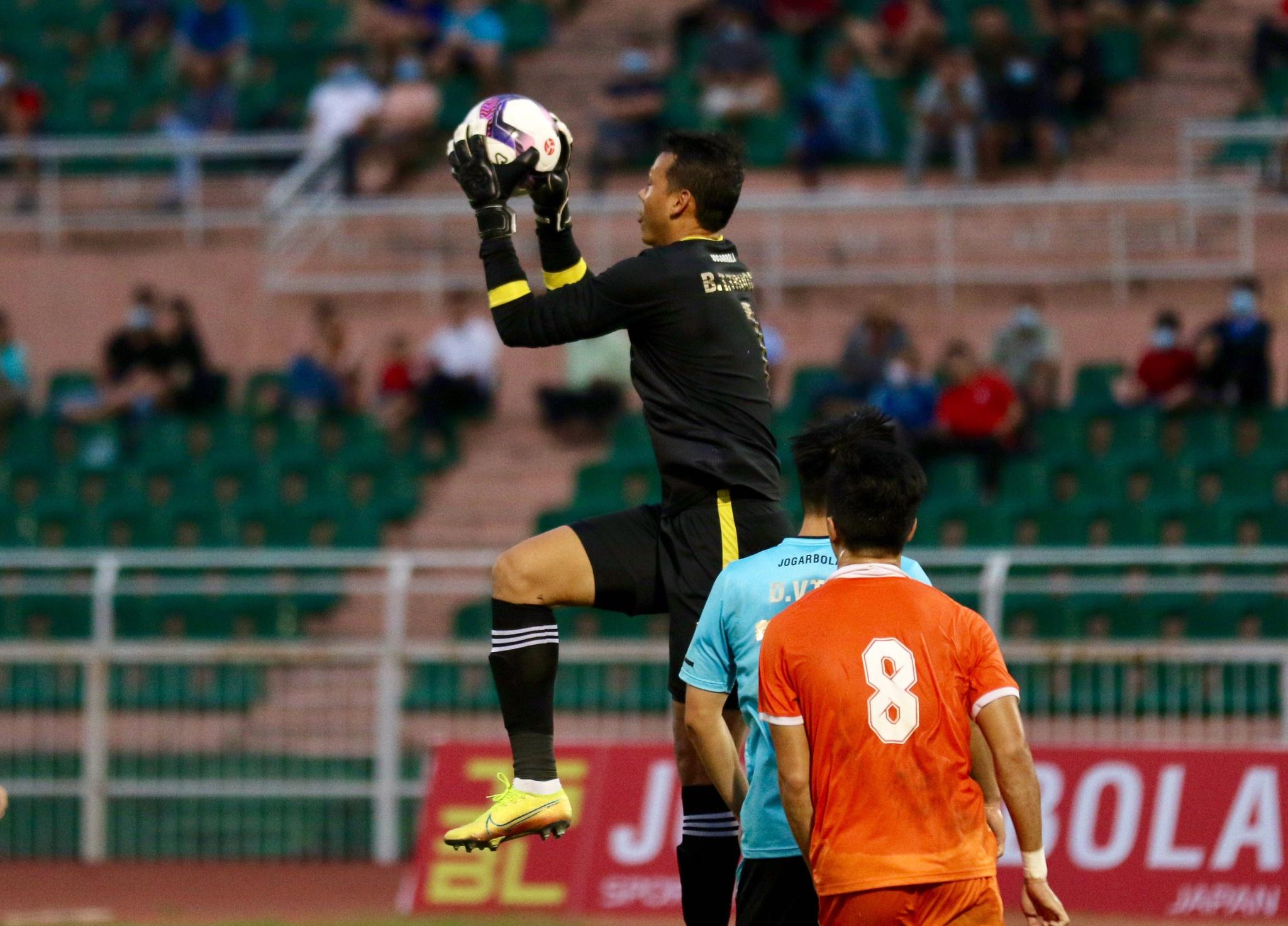 Văn Quyết hỏng phạt đền, dàn sao Hà Nội FC suýt 'chết' trước tân binh Bình Định - ảnh 3