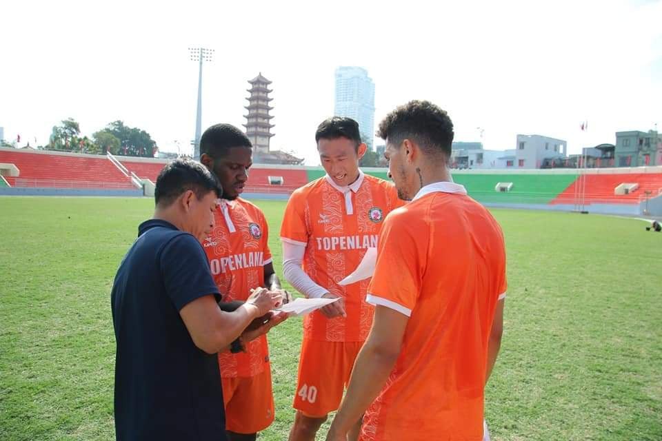 ‘Chảo lửa’ Quy Nhơn thơm mùi cỏ mới ngày cầu thủ Bình Định nô nức hội quân  - ảnh 4