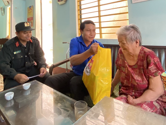 Tỉnh đoàn Bình Định tổ chức Bữa cơm yêu thương tại nhà Mẹ Việt Nam anh hùng - ảnh 3