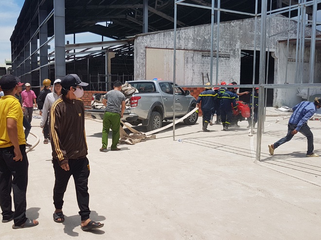 Bình Định: Cháy nhà kho rộng cả ngàn mét vuông - ảnh 1