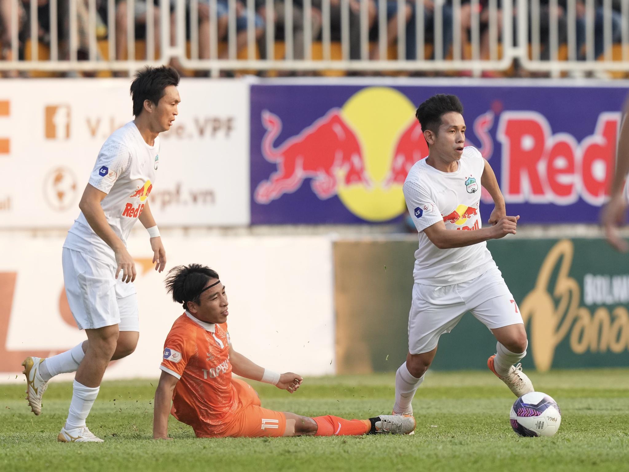 HAGL 2-1 CLB Bình Định: Đấu trí kịch tính giữa HLV Đức Thắng và Kiatisak - ảnh 1