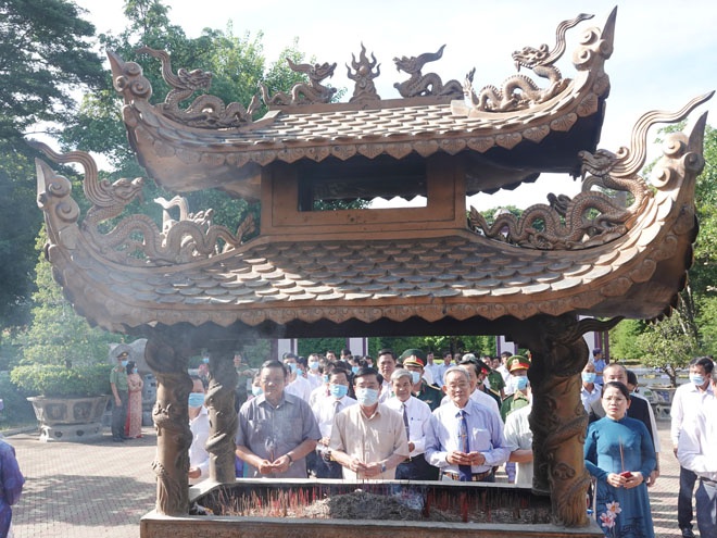 Bình Định: Dâng hoa, dâng hương tưởng niệm 228 năm ngày mất Hoàng đế Quang Trung - ảnh 1