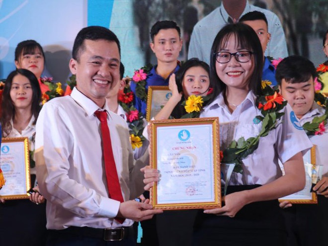 Bình Định: Tuyên dương 62 học sinh, sinh viên tiêu biểu - ảnh 2