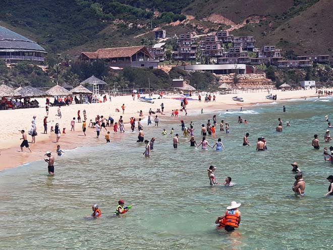 Lễ 30.4: Du khách đến Bình Định phải đeo khẩu trang, khai báo y tế phòng dịch Covid-19 - ảnh 1