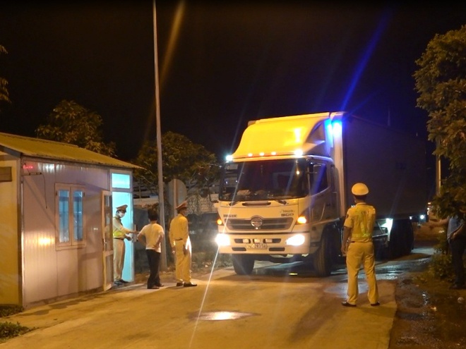Bình Định: Tài xế xe quá tải không đeo khẩu trang, cãi nhau với CSGT trên QL1  - ảnh 2