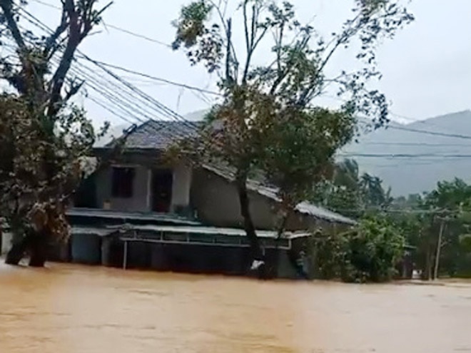 Bão số 9: Nhiều người dân ở Bình Định cầu cứu vì mắc kẹt trong lũ - ảnh 2