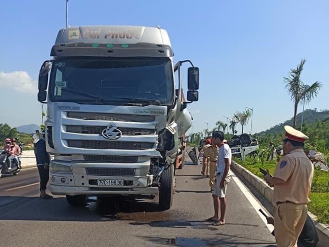 Bình Định: Xe tuần tra của CSGT lật ngửa do va chạm với xe đầu kéo  - ảnh 1