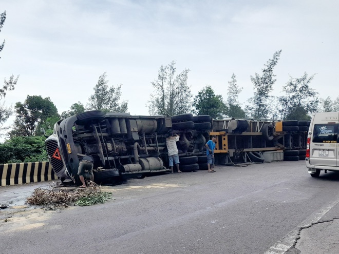 Bình Định: Xe đầu kéo lật trên đèo Quy Hòa, tài xế may mắn thoát nạn - ảnh 1
