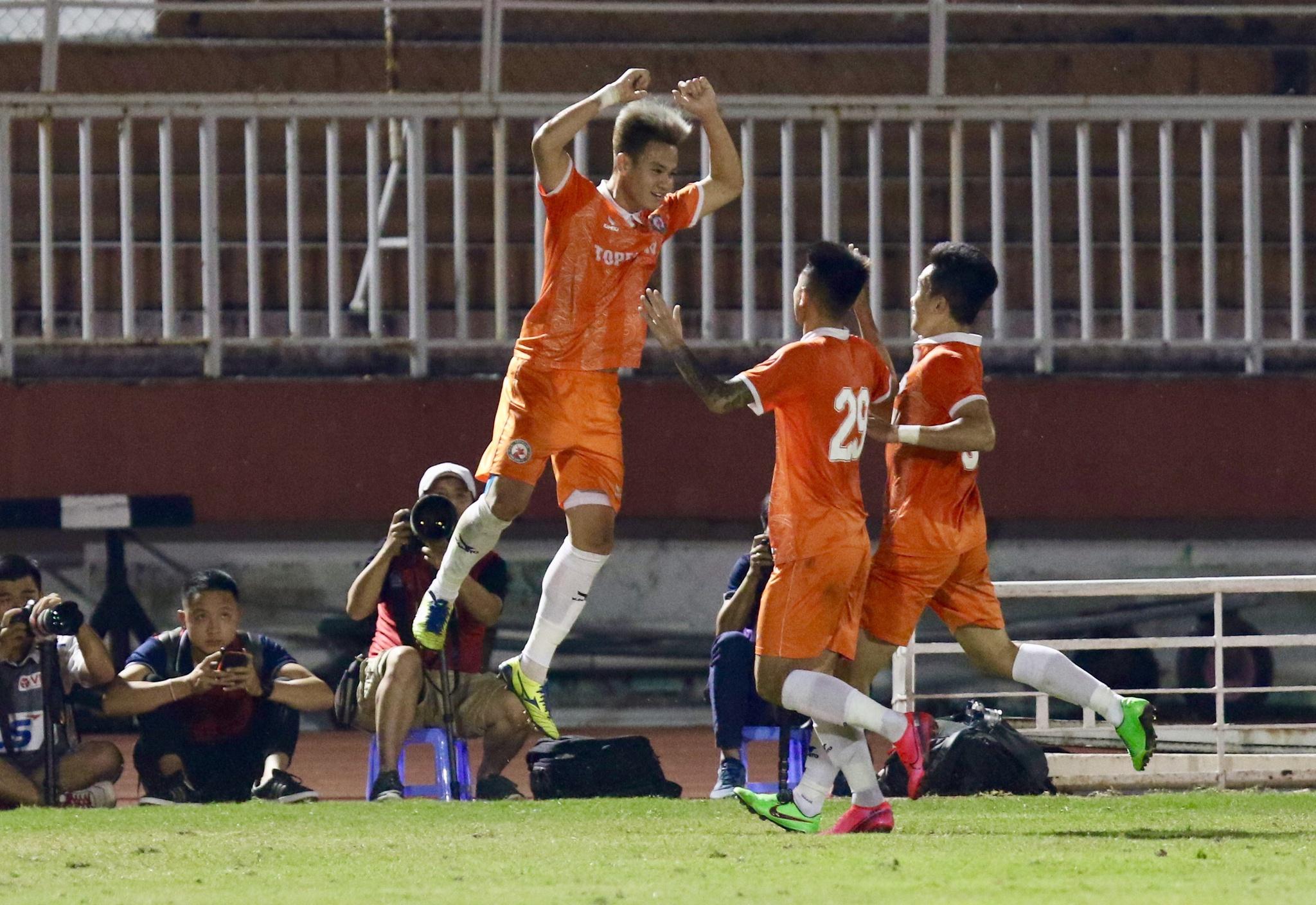 Kết quả giải Tứ hùng: CLB Bình Định nâng cúp trước 'mũi' Sài Gòn FC - ảnh 3