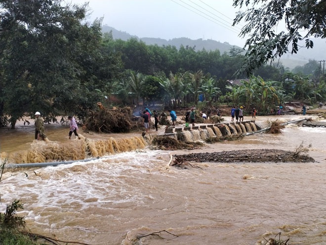 Bình Định: Bão số 10 gây sạt lở, nhà quản lý hồ thủy điện bị cuốn trôi - ảnh 1