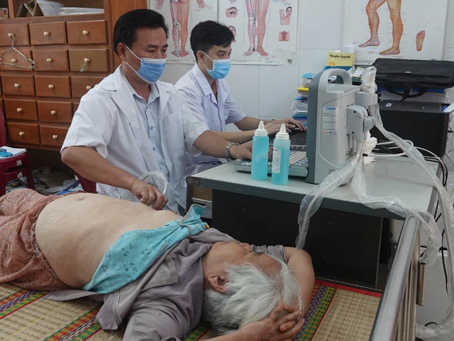 Thanh niên Bình Định tặng tủ thuốc, khám bệnh miễn phí cho người dân - ảnh 1