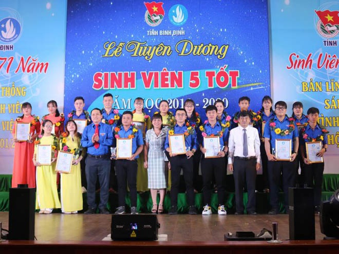 Bình Định: Tuyên dương 62 học sinh, sinh viên tiêu biểu - ảnh 1