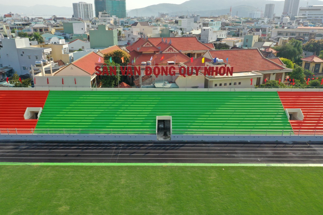CLB Bình Định: Sân Quy Nhơn đẹp quá 'nhìn không ra', xúng xính màu áo mới - ảnh 6