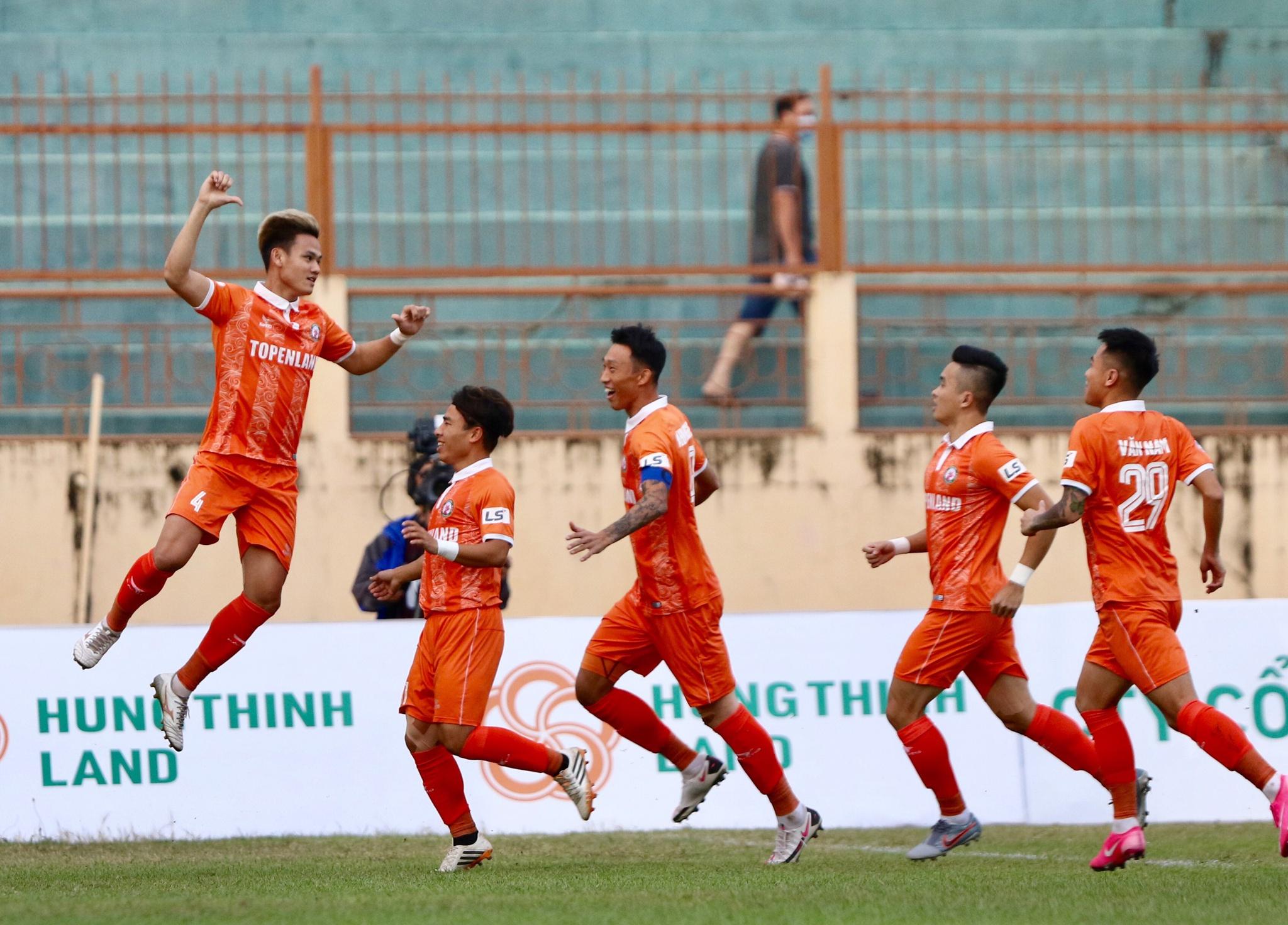 Thua Bình Định, HLV Vũ Tiến Thành đổ thừa... mặt sân xấu - ảnh 2