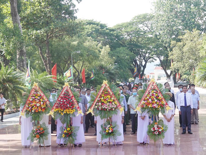 Bình Định: Dâng hoa, dâng hương tưởng niệm 228 năm ngày mất Hoàng đế Quang Trung - ảnh 2