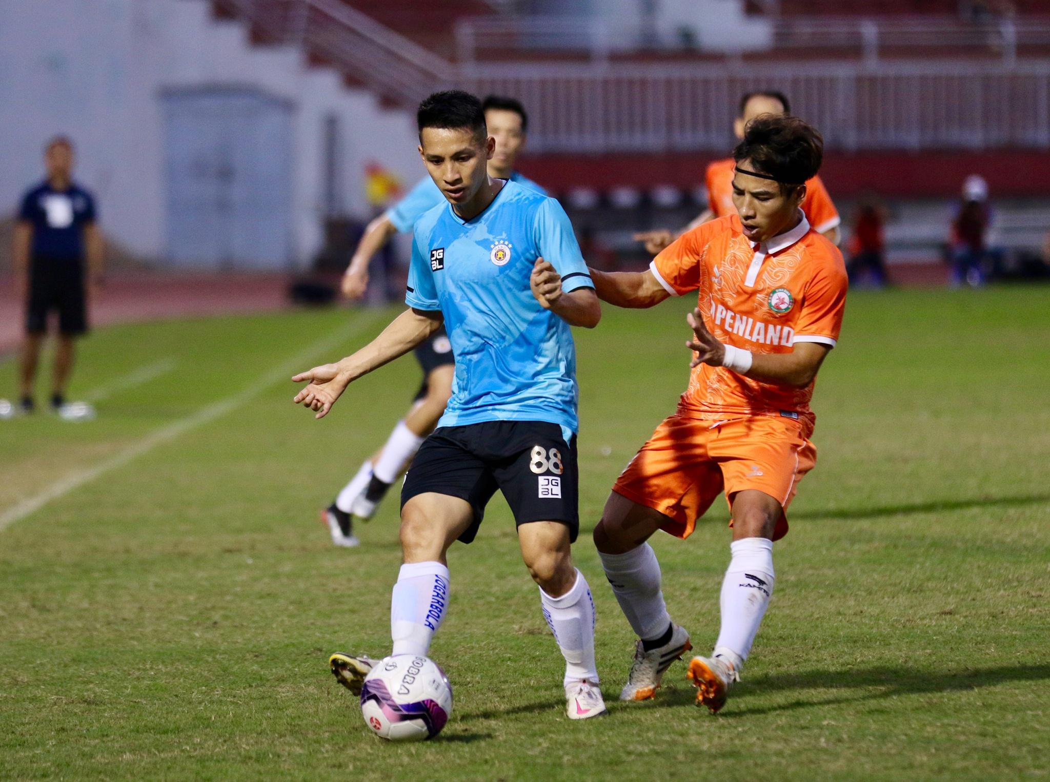 Văn Quyết hỏng phạt đền, dàn sao Hà Nội FC suýt 'chết' trước tân binh Bình Định - ảnh 1