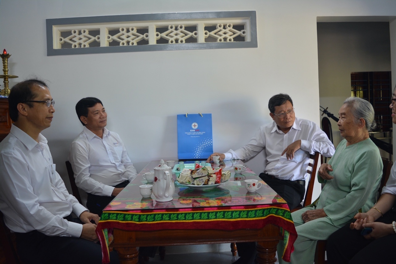 PC Bình Định thăm, tặng quà Mẹ Việt Nam anh hùng  - ảnh 1