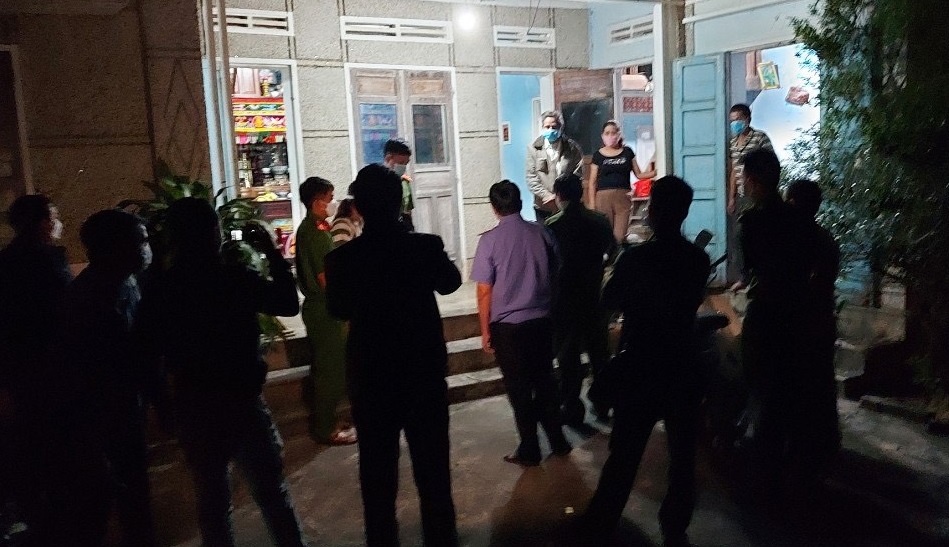 Bình Định: Người phụ nữ giấu ma túy trong ô gạch nhà để con nghiện đến dùng - ảnh 1