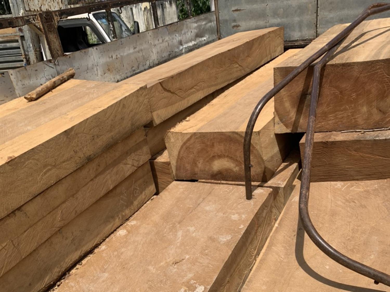 Bình Định: Nghẹt thở cảnh lâm tặc chở gỗ lậu, tổ chức cảnh giới... như phim - ảnh 1