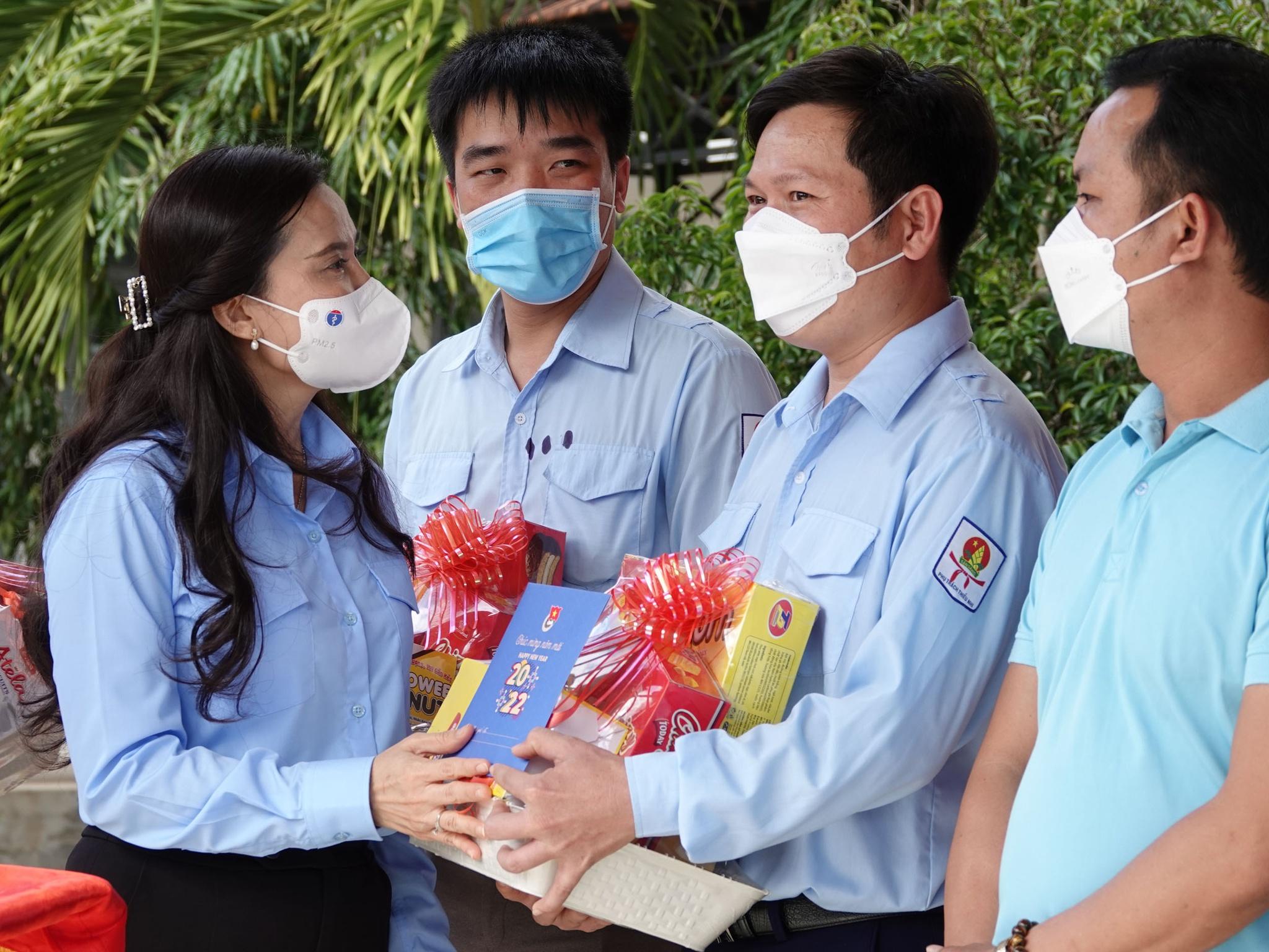 Trao quà tết cho học sinh miền núi Bình Định - ảnh 3