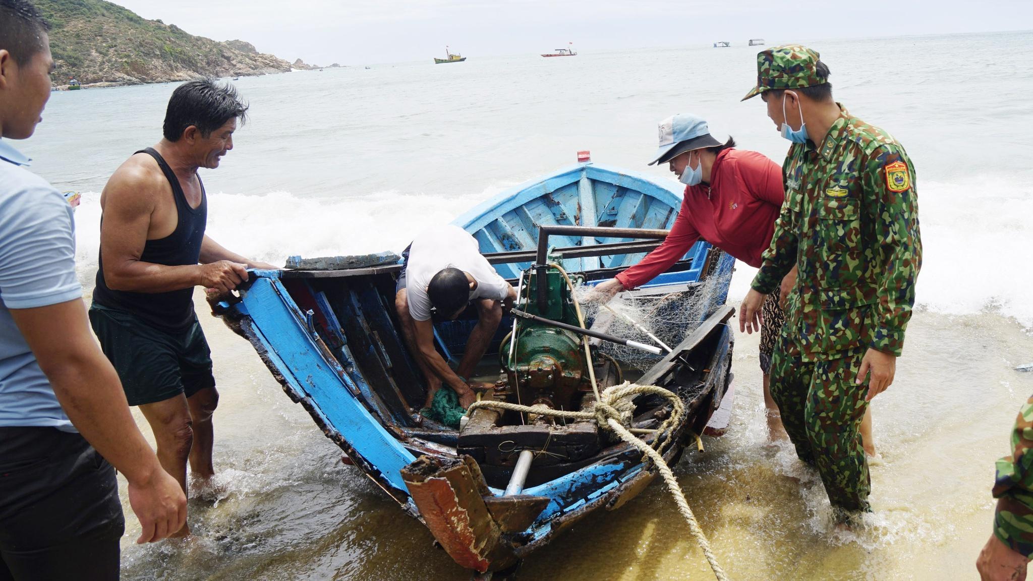 Mưa lũ bất thường ở Bình Định: Trong 10 ngày phải giúp dân gặt hết 11.000 ha lúa  - ảnh 4