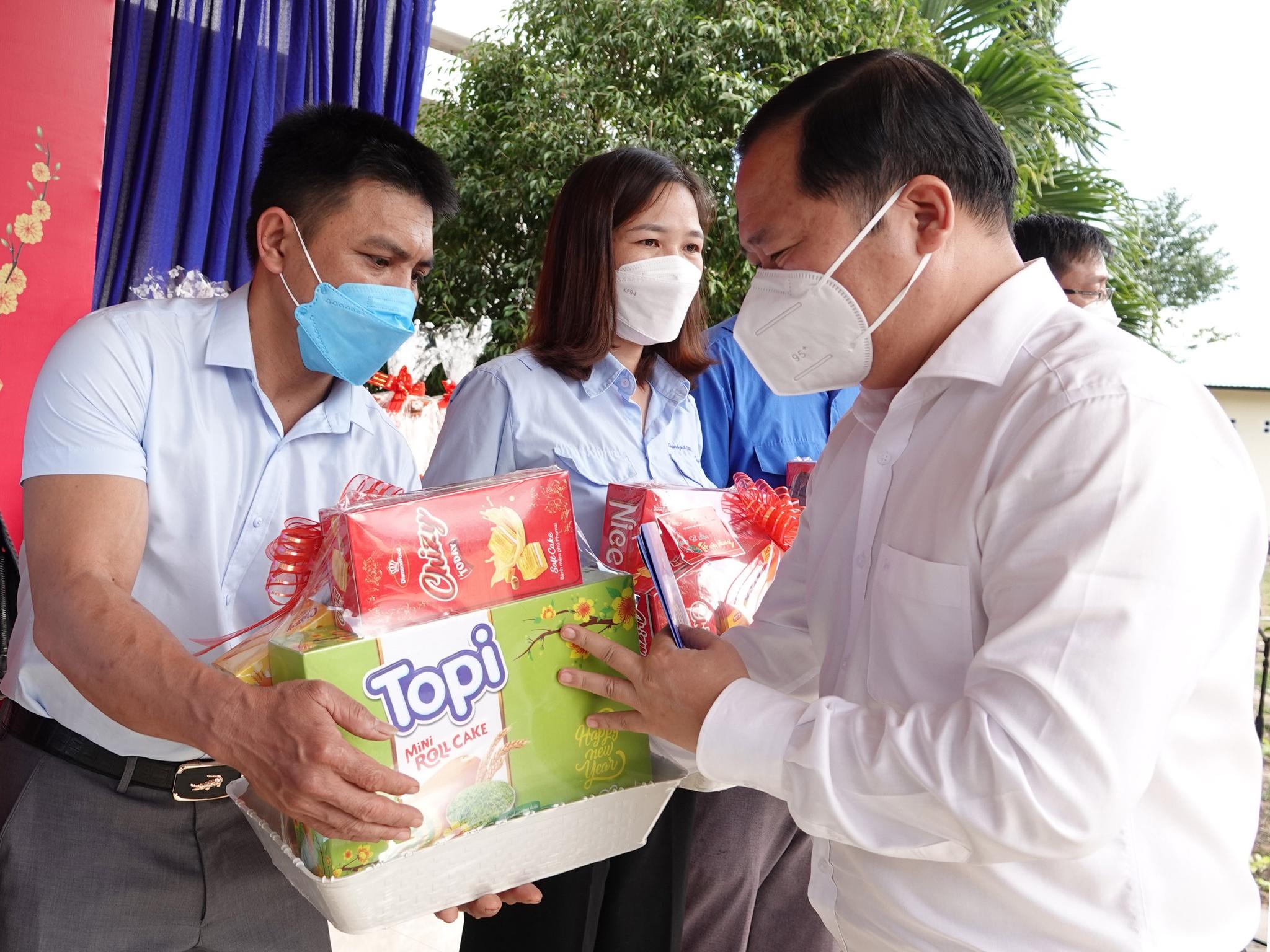 Trao quà tết cho học sinh miền núi Bình Định - ảnh 4