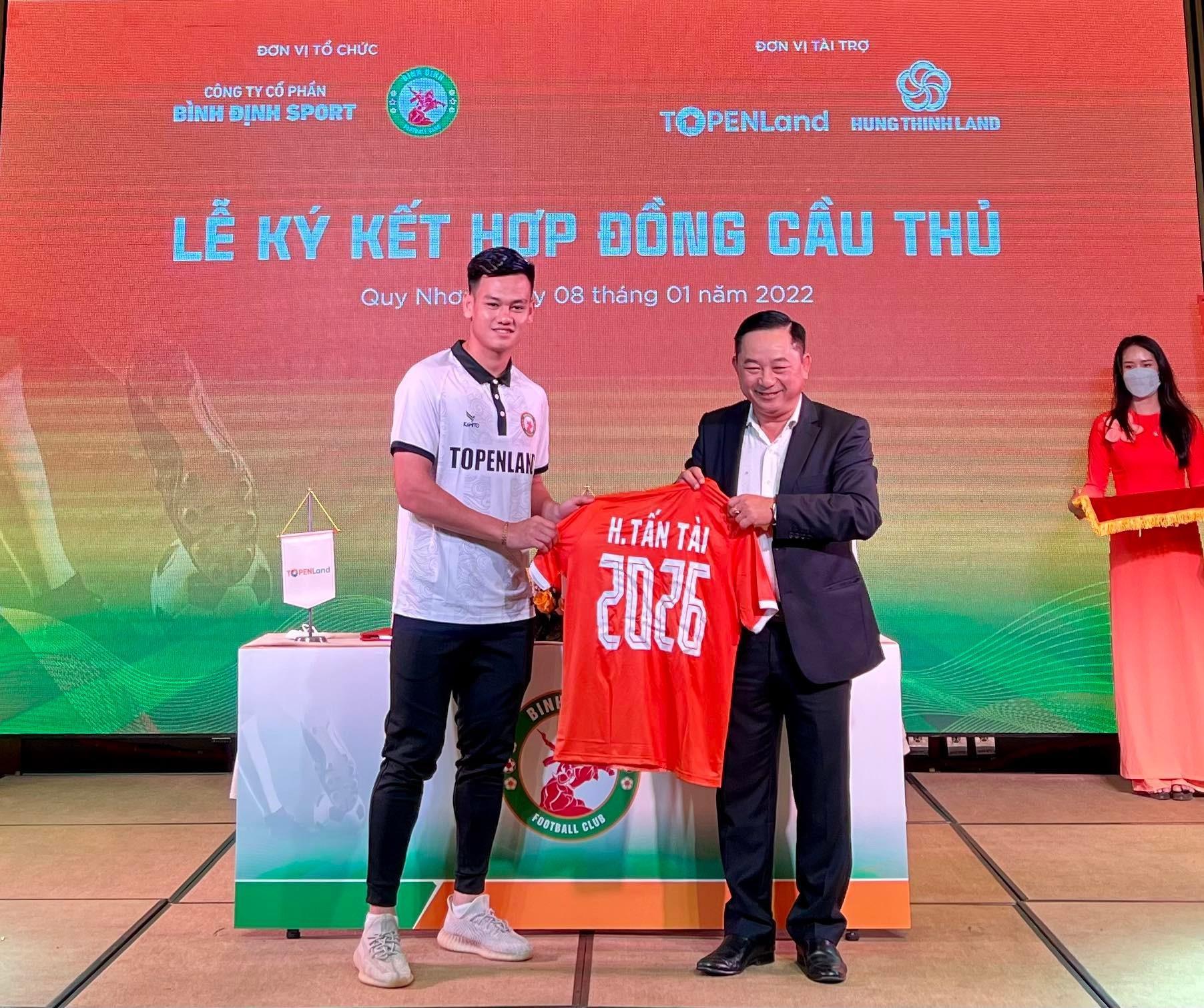 Hồ Tấn Tài ký hợp đồng trọn đời, CLB Bình Định khoe dàn sao trăm tỉ đồng  - ảnh 1