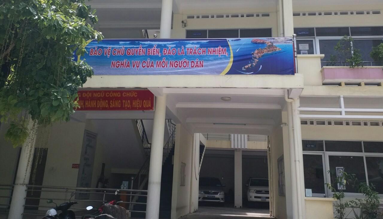 Ảnh: Băng rôn tuyên truyền được treo tại Sở Tài nguyên và Môi trường