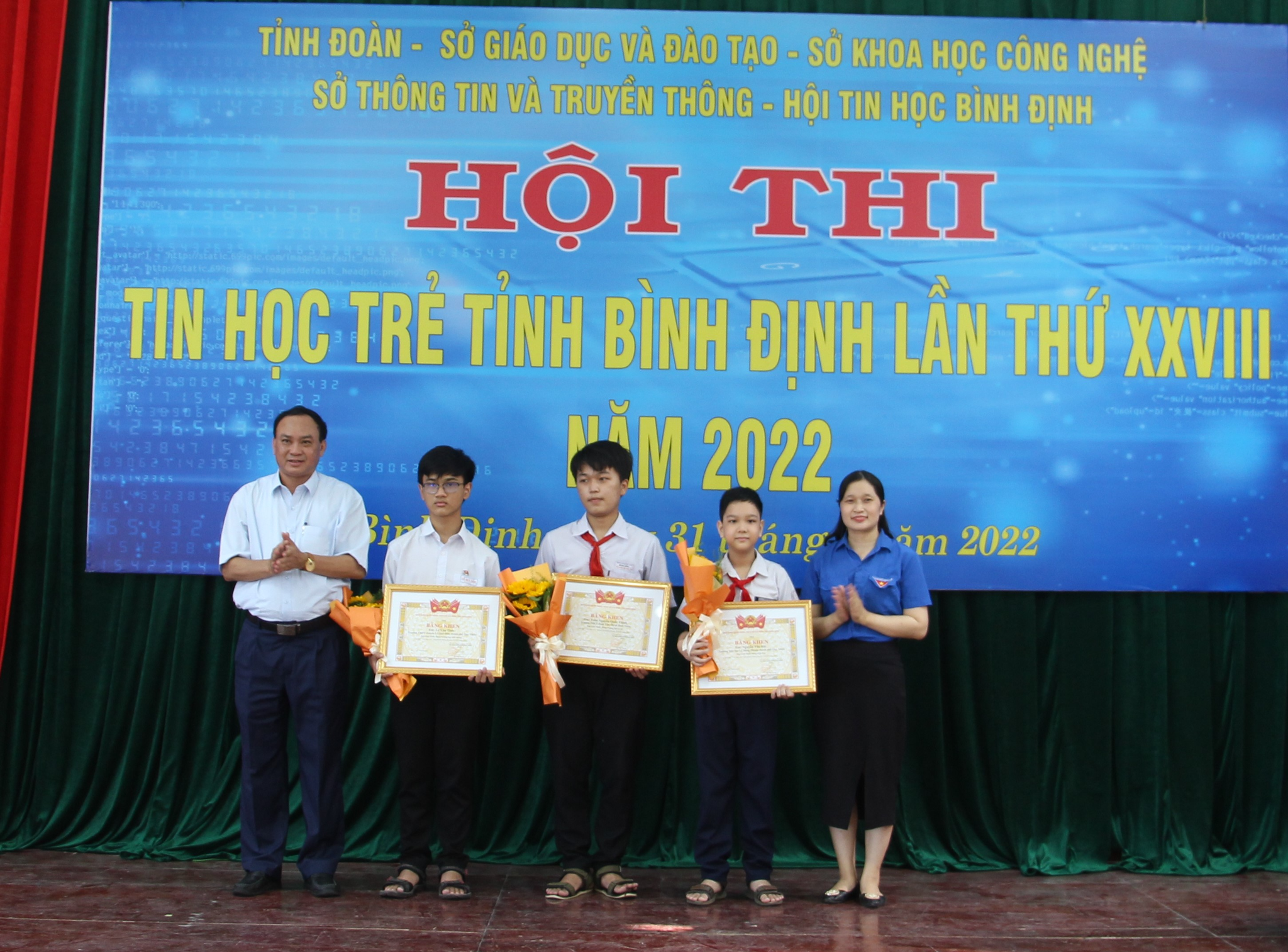 Bình Định: Hội thi tin học trẻ và Olympic tiếng Anh  - ảnh 1
