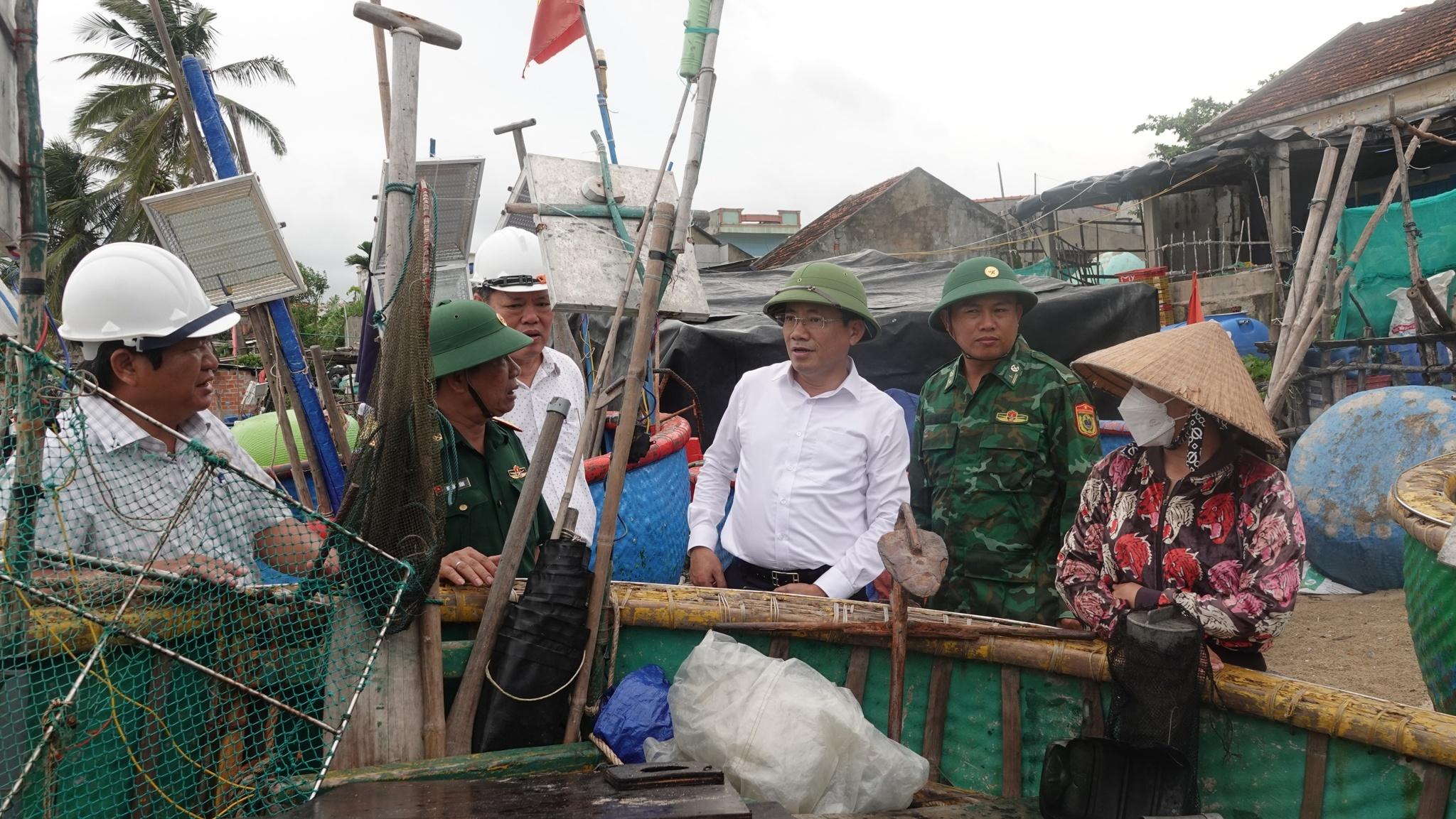 Bộ đội, công an, dân quân giúp người dân Bình Định ứng phó bão Noru - ảnh 5