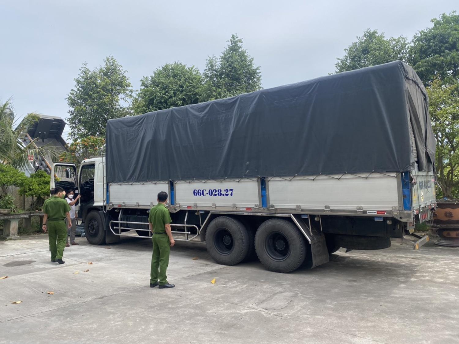 Bình Định: Điều tra một xe tải chở mỹ phẩm, hàng điện tử… không chứng từ - ảnh 1