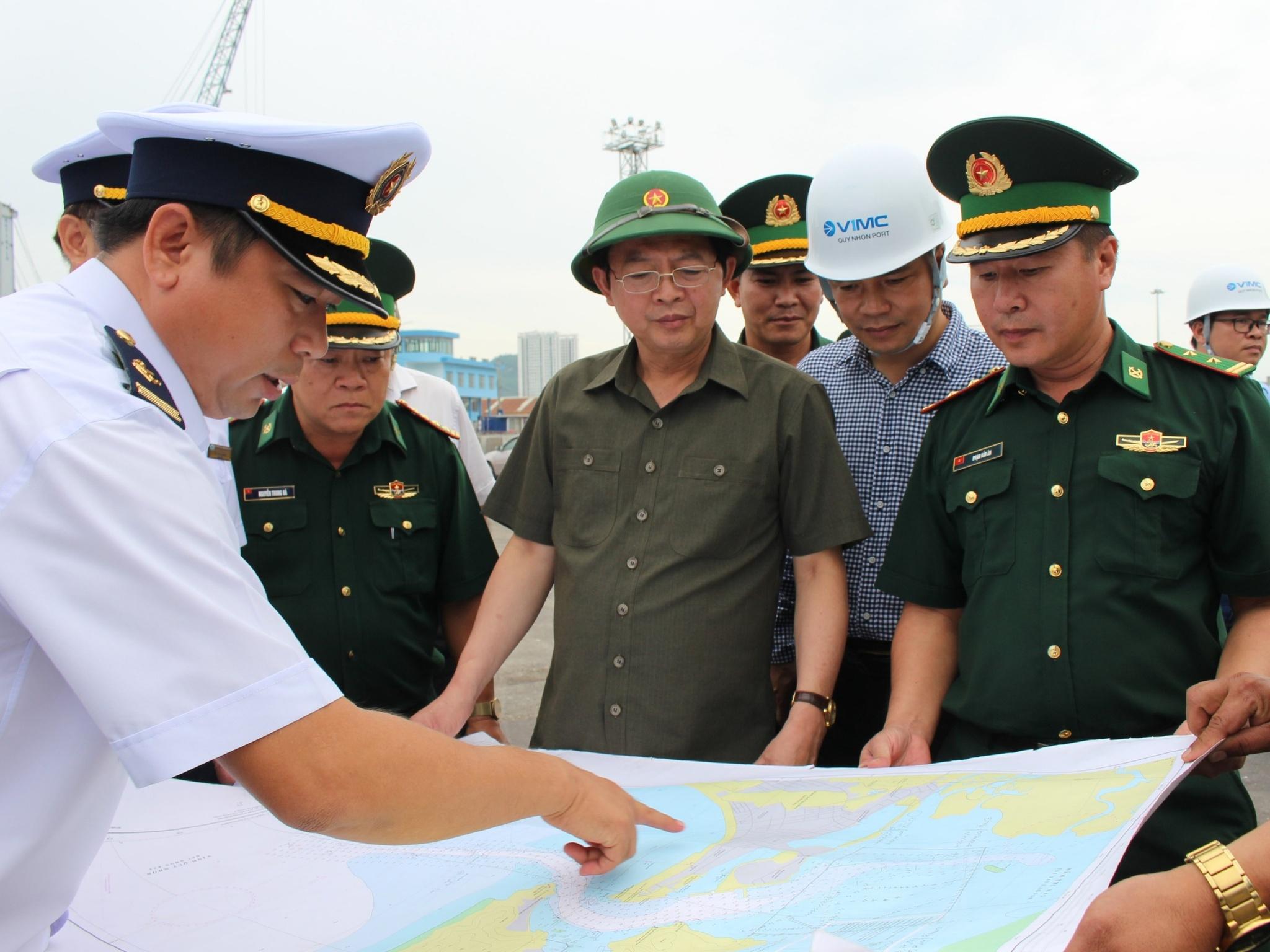 Bộ đội, công an, dân quân giúp người dân Bình Định ứng phó bão Noru - ảnh 6