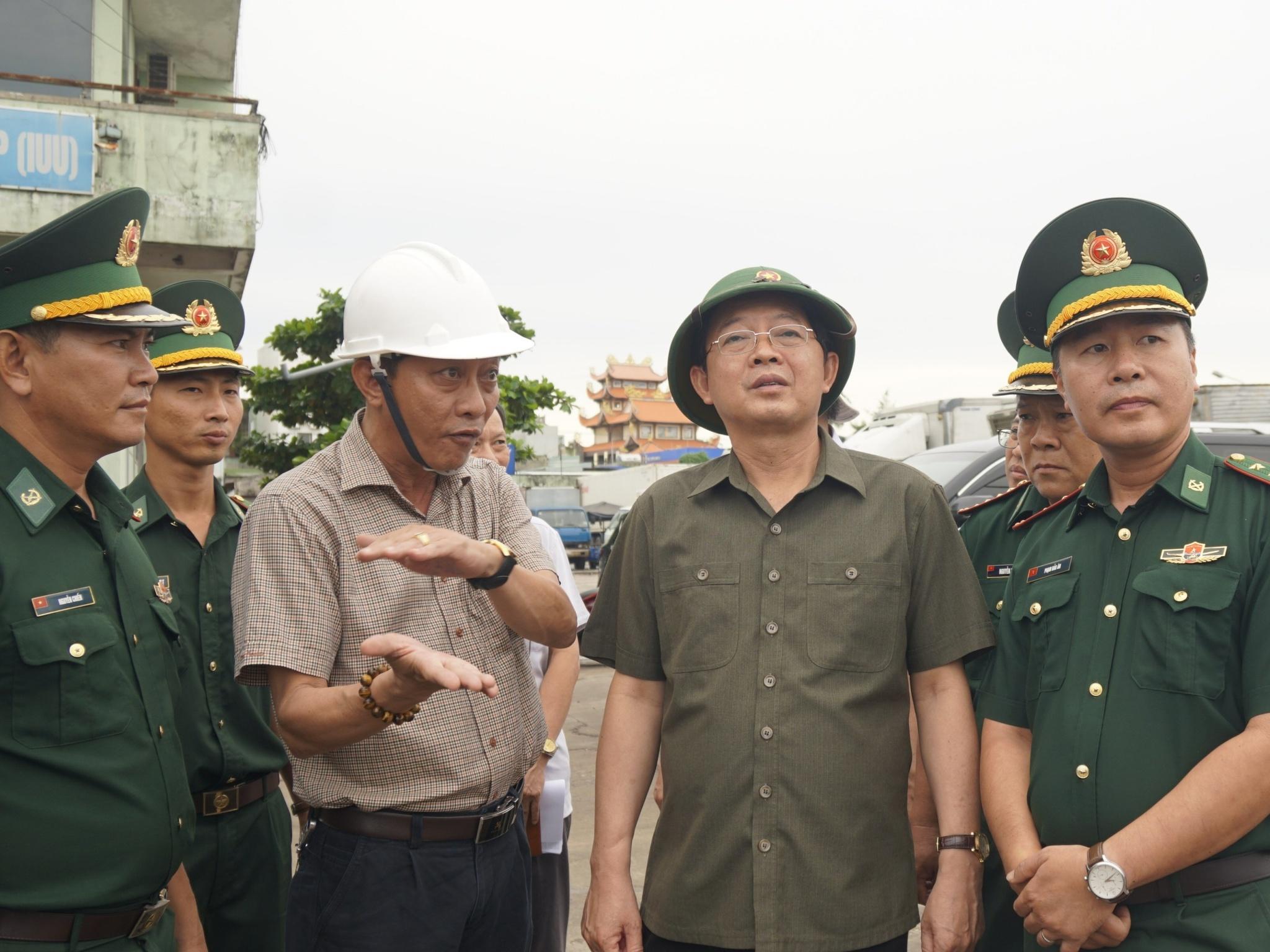 Bộ đội, công an, dân quân giúp người dân Bình Định ứng phó bão Noru - ảnh 7