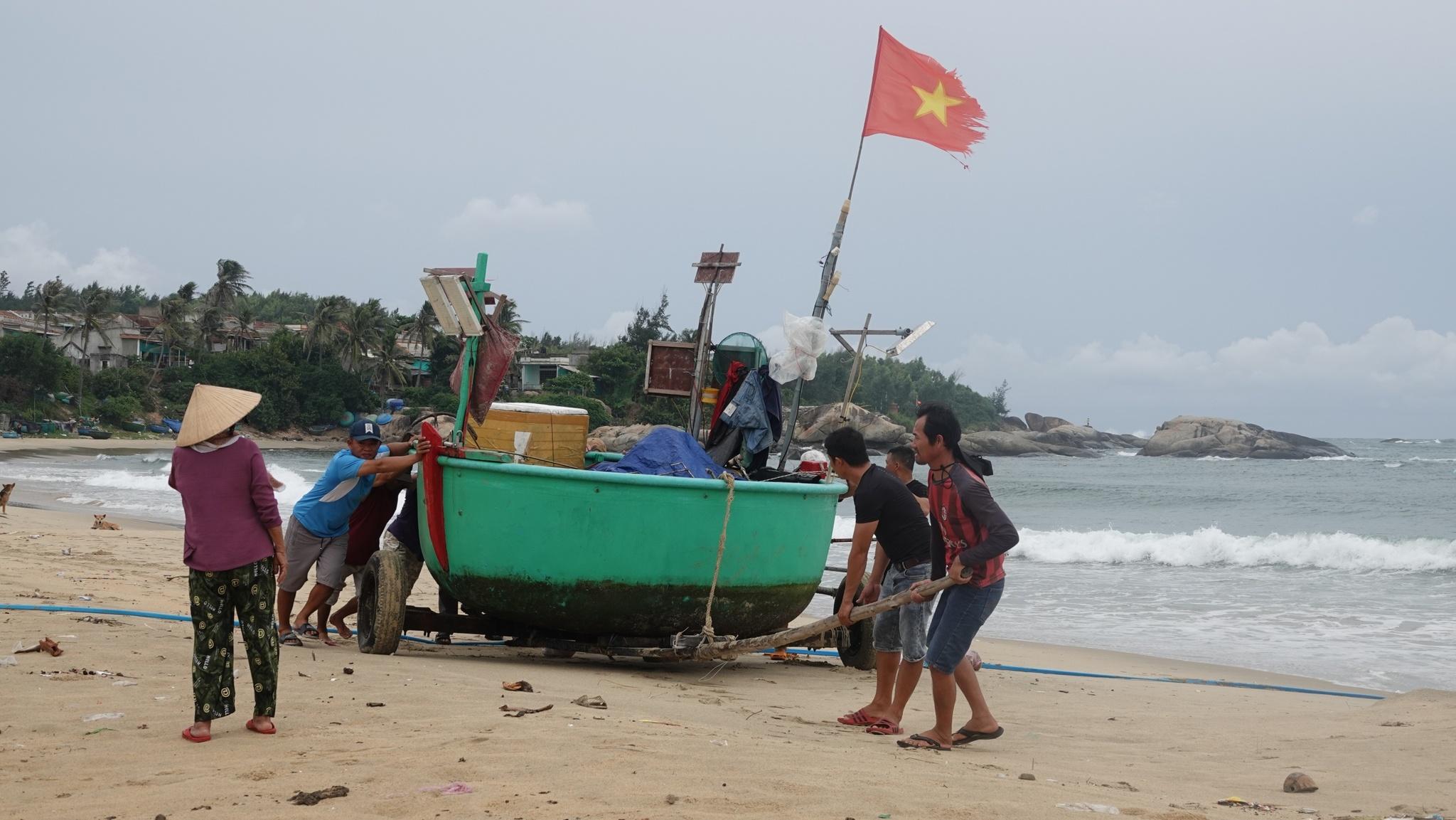 Bộ đội, công an, dân quân giúp người dân Bình Định ứng phó bão Noru - ảnh 3