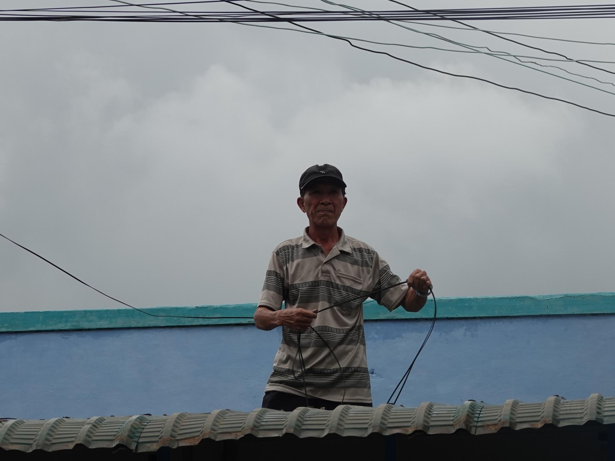 Bộ đội, công an, dân quân giúp người dân Bình Định ứng phó bão Noru - ảnh 2