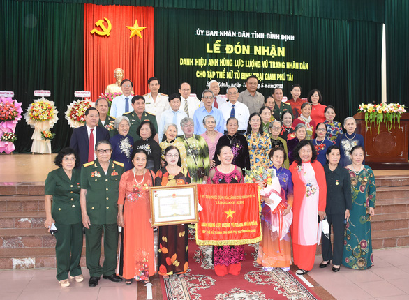 Tập thể nữ tù binh trại giam Phú Tài được trao danh hiệu anh hùng - Ảnh 2. Tập thể nữ tù binh trại giam Phú Tài được trao danh hiệu anh hùng - Ảnh 2.