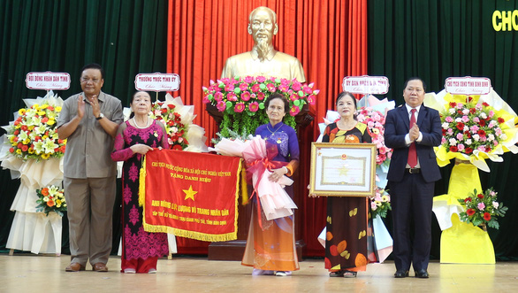 Tập thể nữ tù binh trại giam Phú Tài được trao danh hiệu anh hùng - Ảnh 1. Tập thể nữ tù binh trại giam Phú Tài được trao danh hiệu anh hùng - Ảnh 1.
