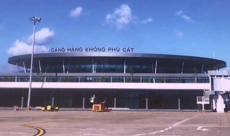 Máy bay bất ngờ báo cháy động cơ khi đang hạ cánh ở Bình Định - 1 Máy bay bất ngờ báo cháy động cơ khi đang hạ cánh ở Bình Định - 1
