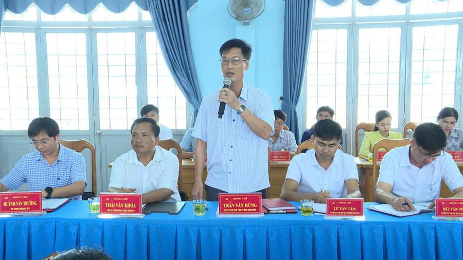 Phó Bí thư Đảng ủy, Chủ tịch UBND xã Pờ Tó Trần Văn Hùng phát biểu tại buổi làm làm việc. Ảnh: Phi Long pho-bi-thu-dang-uy-chu-tich-ubnd-xa-po-to-tran-van-hung-phat-bieu-tai-buoi-lam-lam-viec-anh-phi-long.jpg