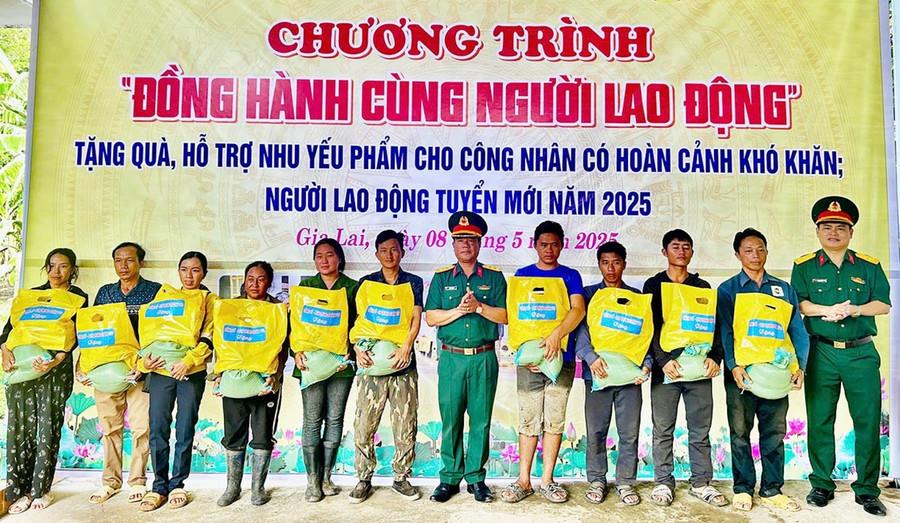Trung đoàn Kinh tế-Quốc phòng 710 tặng quà cho người dân có hoàn cảnh khó khăn. Ảnh: Vĩnh Hoàng 5-1-lay.jpg