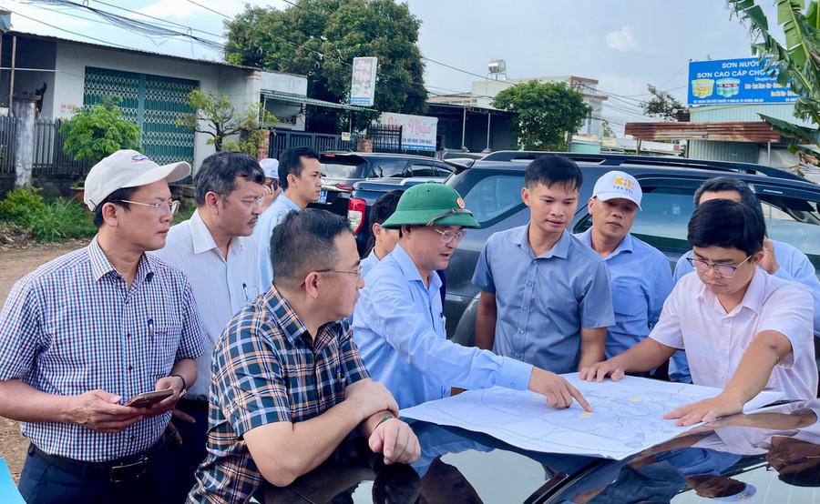 Phó Chủ tịch UBND tỉnh Nguyễn Tự Công Hoàng kiểm tra tại đường Tôn Thất Thuyết. Ảnh: V.T kiem-tra-duong-ttt.jpg