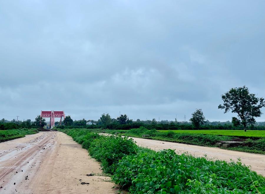 Dự án Đường hành lang kinh tế phía Đông (đường tránh Quốc lộ 19) đoạn qua xã Biển Hồ đang vướng công tác bồi thường, giải phóng mặt bằng. Ảnh: Vũ Thảo anh-vt.jpg