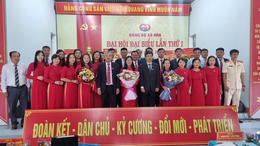 Ban Chấp hành Đảng bộ xã Hra ra mắt Đại hội. Ảnh: Xuân Định ban-chap-hanh-dang-bo-xa-hra-ra-mat-dai-hoi-anh-xuan-dinh.jpg