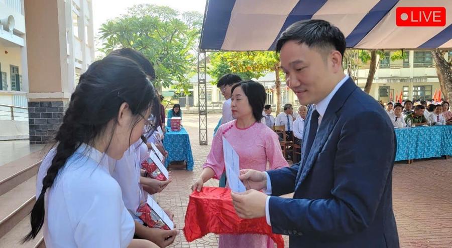 Đồng chí Nguyễn Tuấn Anh-Ủy viên Ban Thường vụ Tỉnh ủy, Phó Chủ tịch UBND tỉnh Gia Lai trao học bổng cho học sinh Trường THPT Tăng Bạt Hổ. Ảnh: Trường Đăng 1e1ea8960fa684f8ddb7.jpg