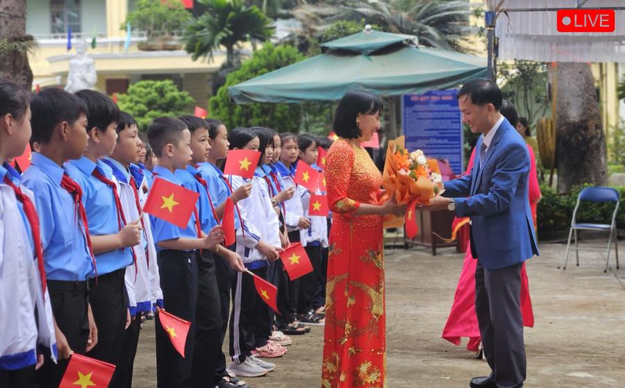 Ông Trần Bá Danh-Phó hiệu trưởng Trường THCS Chu Văn An (xã Chư Sê) tặng hoa chào đón 313 em học sinh khối 6 trong năm học 2025-2026. Ảnh: Ngọc Duy z6978226652709-9bf825c153da8b37404aaaac901fe3bd-2007.jpg