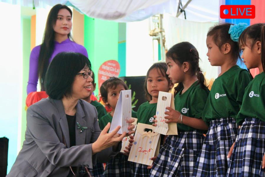 Phó Chủ tịch UBND tỉnh Nguyễn Thị Thanh Lịch trao 10 suất học bổng Nay Der cho học sinh. Ảnh: Hoàng Hoài img-0800-6947.jpg