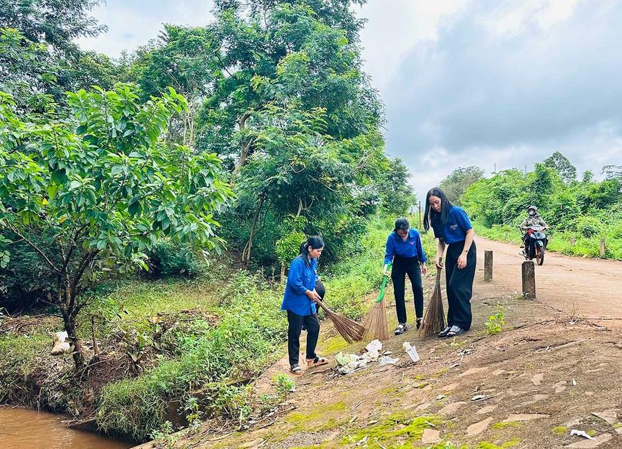 Các ĐVTN làng Ấp (Đoàn xã Đức Cơ) dọn dẹp vệ sinh tại tuyến đường liên làng. Ảnh: D.Đ