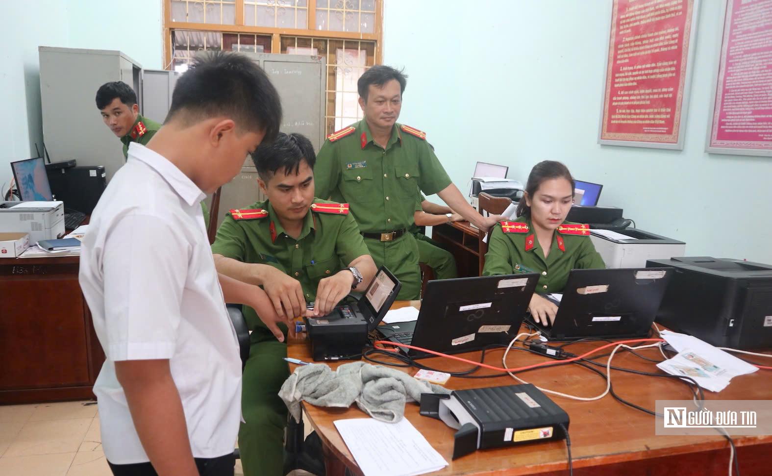 Gần dân, sát cơ sở: Công an xã đưa dịch vụ công về bản làng- Ảnh 3. Gần dân, sát cơ sở: Công an xã đưa dịch vụ công về bản làng- Ảnh 3.