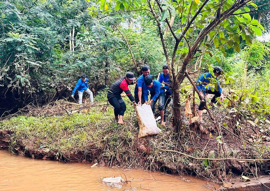 Người dân và đoàn viên thanh niên các Chi đoàn làng Ấp, Lung Prông, Hrang, Pnuk, Grôn và Krai (Đoàn xã Đức Cơ) dọn dẹp rác thải ở suối Ia Ko. Ảnh: D.Đ